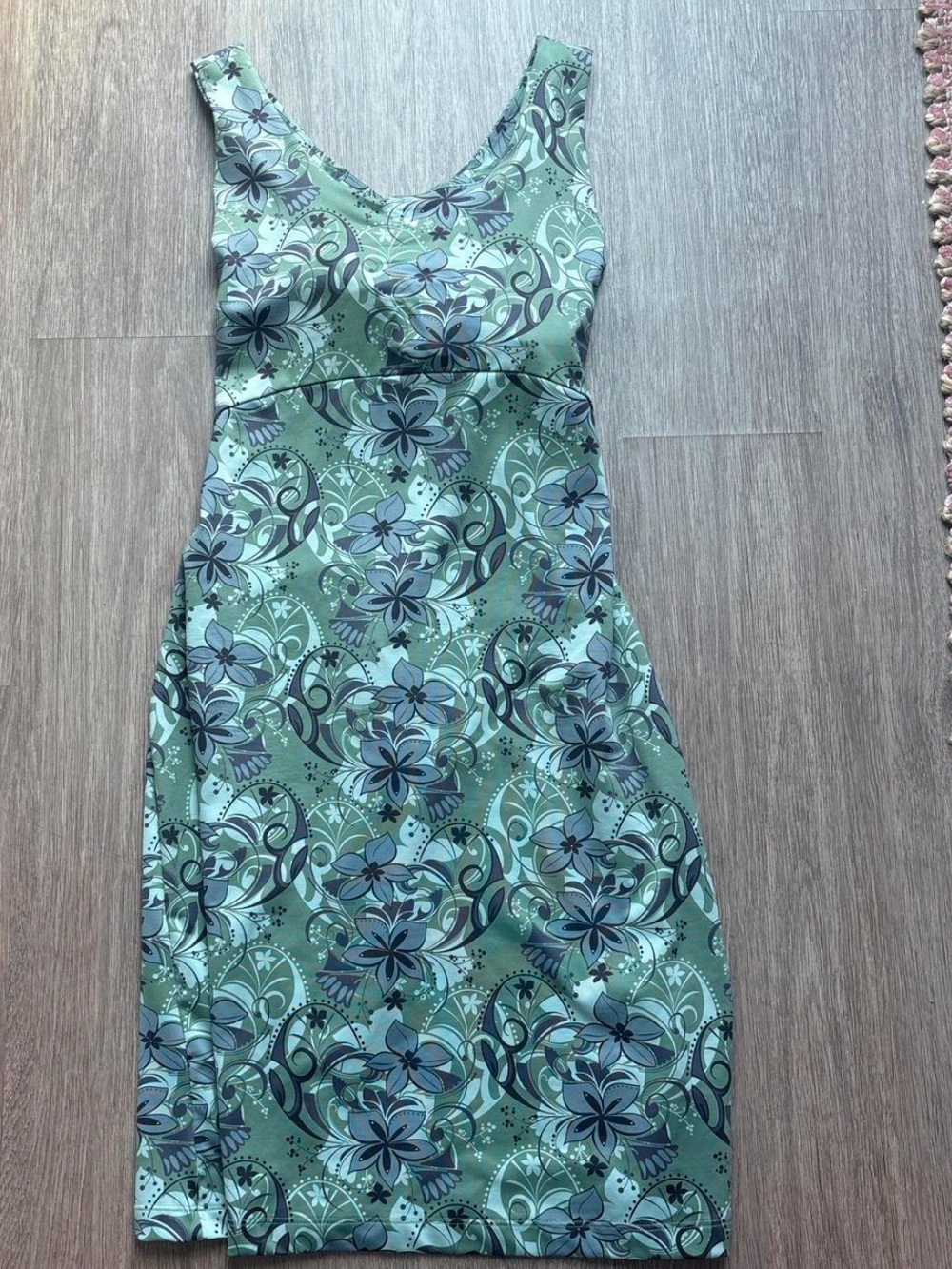 Beautiful green vintagey floral dress